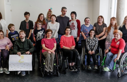 Die Gruppe "Open Hearts" in ihrem temporären Wohnzimmer in der Organisation Mansio in Münsterlingen.